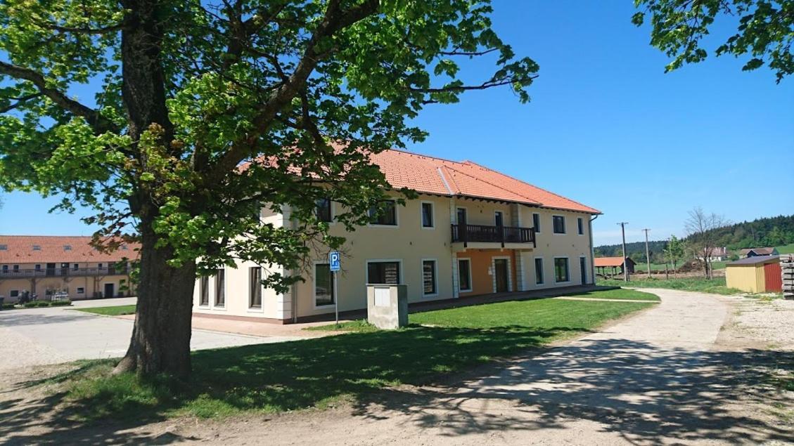 Hotel Bison Ranch Roznov Exterior foto